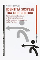 Copertina di Identità sospese tra due culture